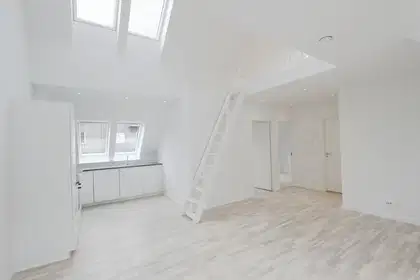 Spacious top-floor apartment with balcony and private parking – photo 9