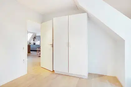Bright and modern 3-room, 90 m² with a stylish kitchen, skylights and attractive shared facilities – photo 9