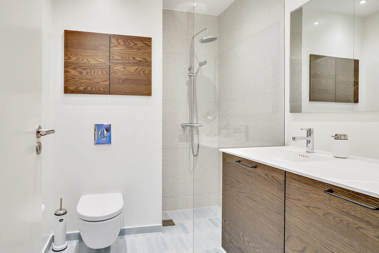 Bright and modern 3-room, 90 m² with a stylish kitchen, skylights and attractive shared facilities – photo 4