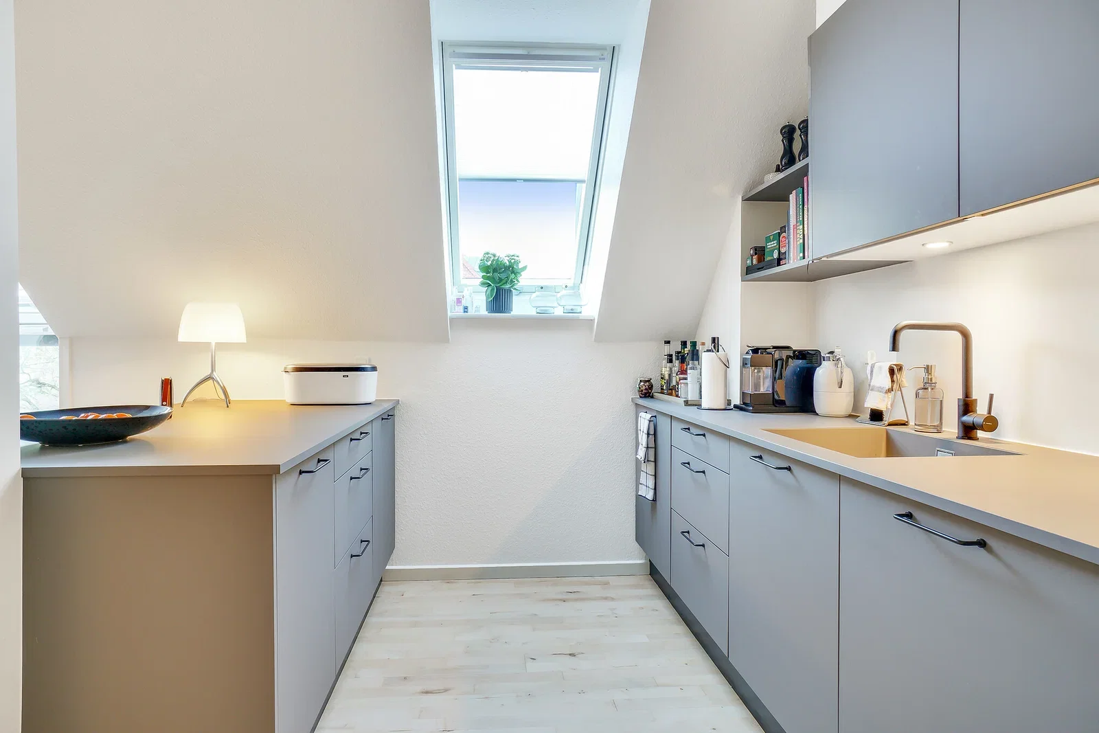Bright and modern 3-room, 90 m² with a stylish kitchen, skylights and attractive shared facilities – photo 3