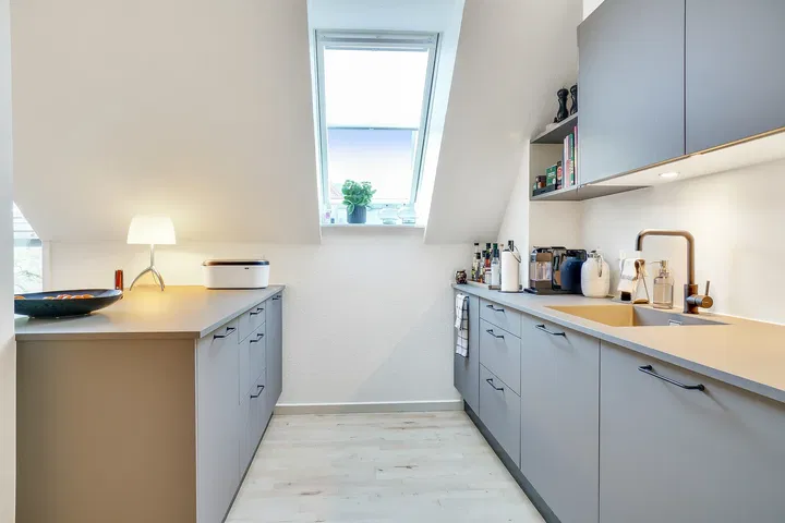 Bright and modern 3-room, 90 m² with a stylish kitchen, skylights and attractive shared facilities – photo 3