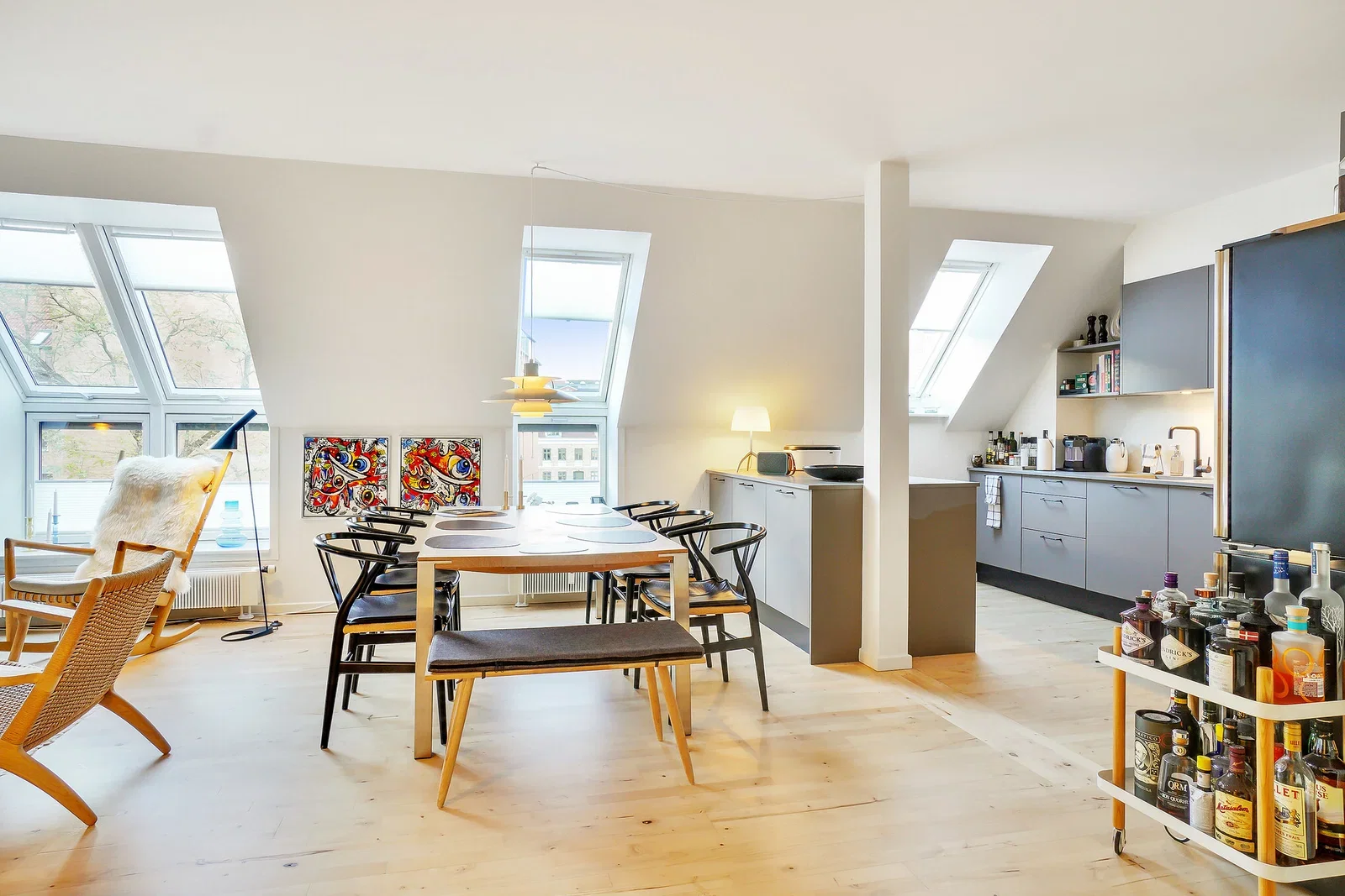 Bright and modern 3-room, 90 m² with a stylish kitchen, skylights and attractive shared facilities