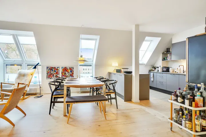 Bright and modern 3-room, 90 m² with a stylish kitchen, skylights and attractive shared facilities – photo 1