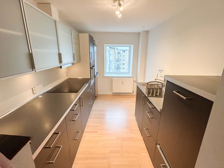 Bright 3-room apartment with balcony and view – photo 2