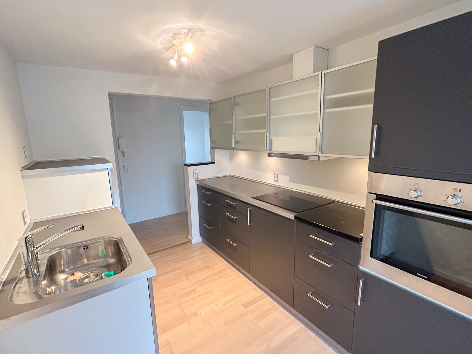 Bright 3-room apartment with balcony and view – photo 3