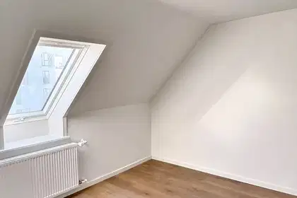 Bright 3-room apartment of 64 m² with skylights, new modern kitchen and parking – pets allowed by agreement – photo 7