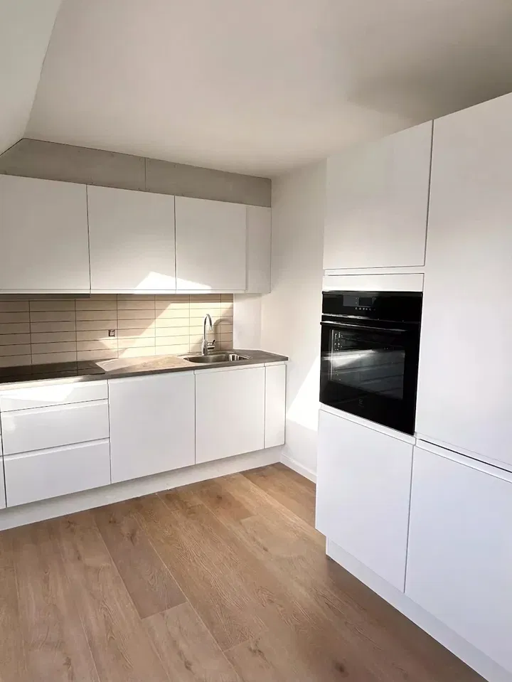 Bright 3-room apartment of 64 m² with skylights, new modern kitchen and parking – pets allowed by agreement – photo 5