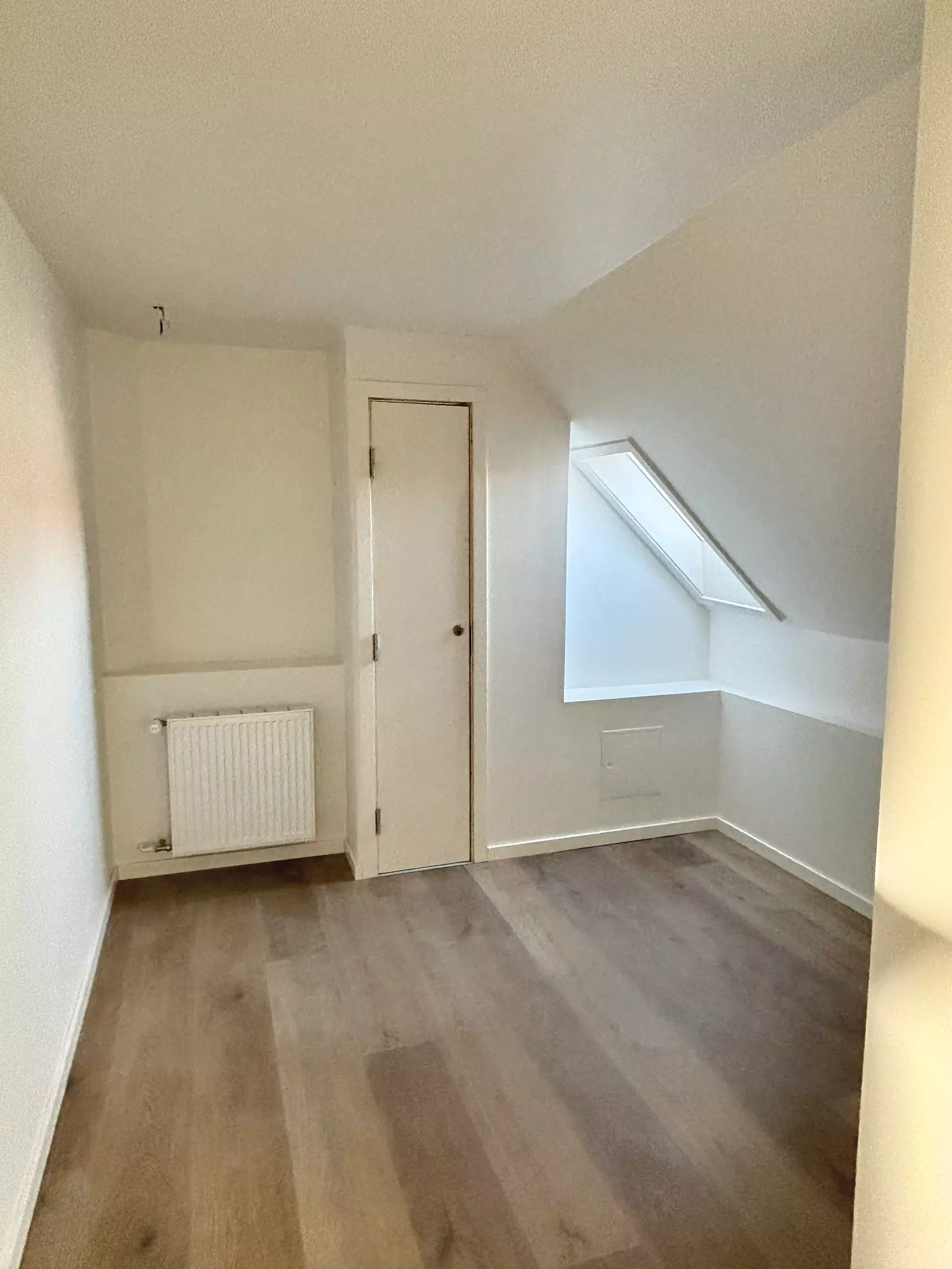 Bright 3-room apartment of 64 m² with skylights, new modern kitchen and parking – pets allowed by agreement – photo 11