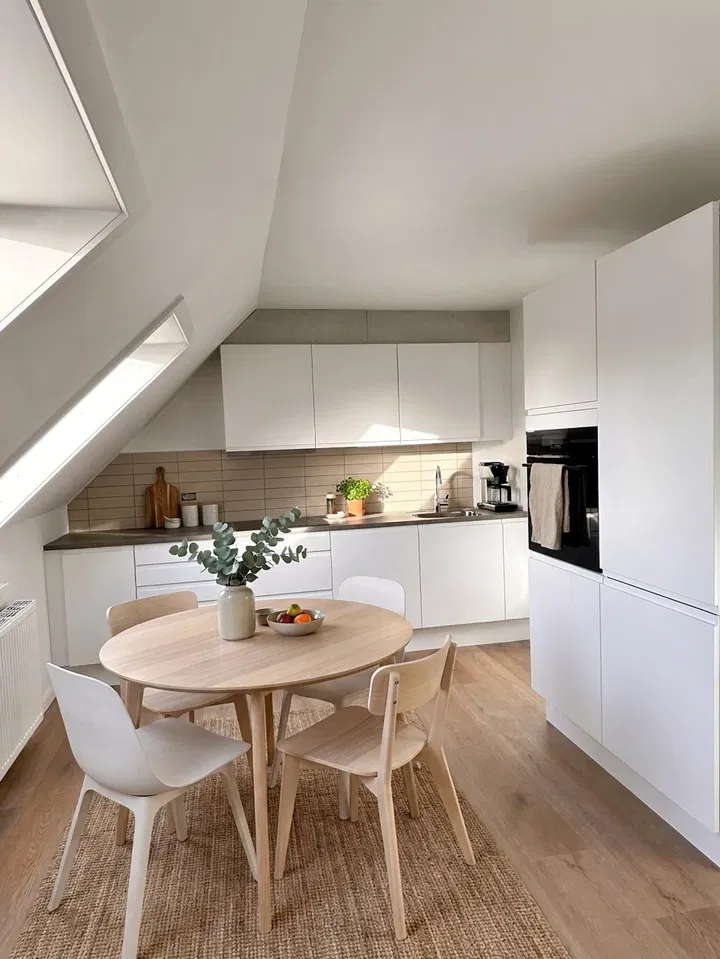 Bright 3-room apartment of 64 m² with skylights, new modern kitchen and parking – pets allowed by agreement – photo 1