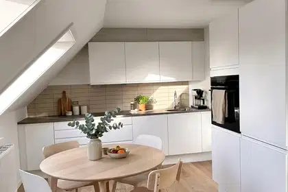 Bright 3-room apartment of 64 m² with skylights, new modern kitchen and parking – pets allowed by agreement – photo 1