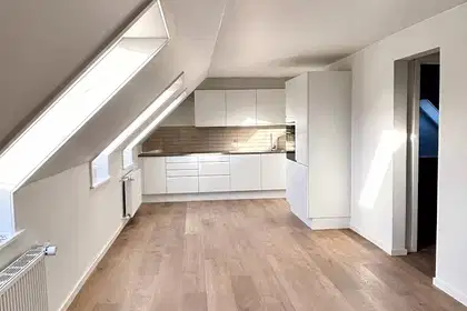 Bright 3-room apartment of 64 m² with skylights, new modern kitchen and parking – pets allowed by agreement – photo 6