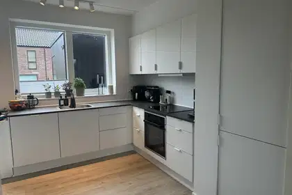 Lyst 4-værelses rækkehus med have og carport i Hasselager – billede 1