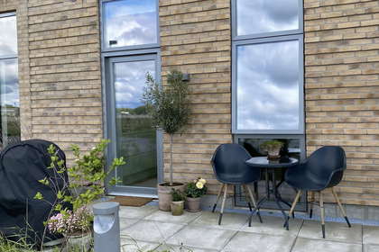 Højloftet 1-værelses med hems og privat terrasse ved fjorden – husdyr tilladt efter aftale – billede 5