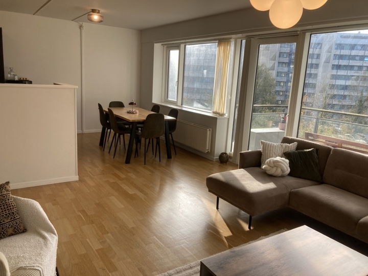 Lys 3-værelses lejlighed på 94 m² med stor altan og elevator – billede 2