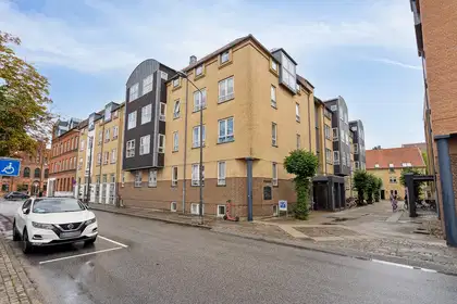 Bright 2-room apartment of 69 m² with modern kitchen, elevator and green courtyard – free gym and shared car – photo 8