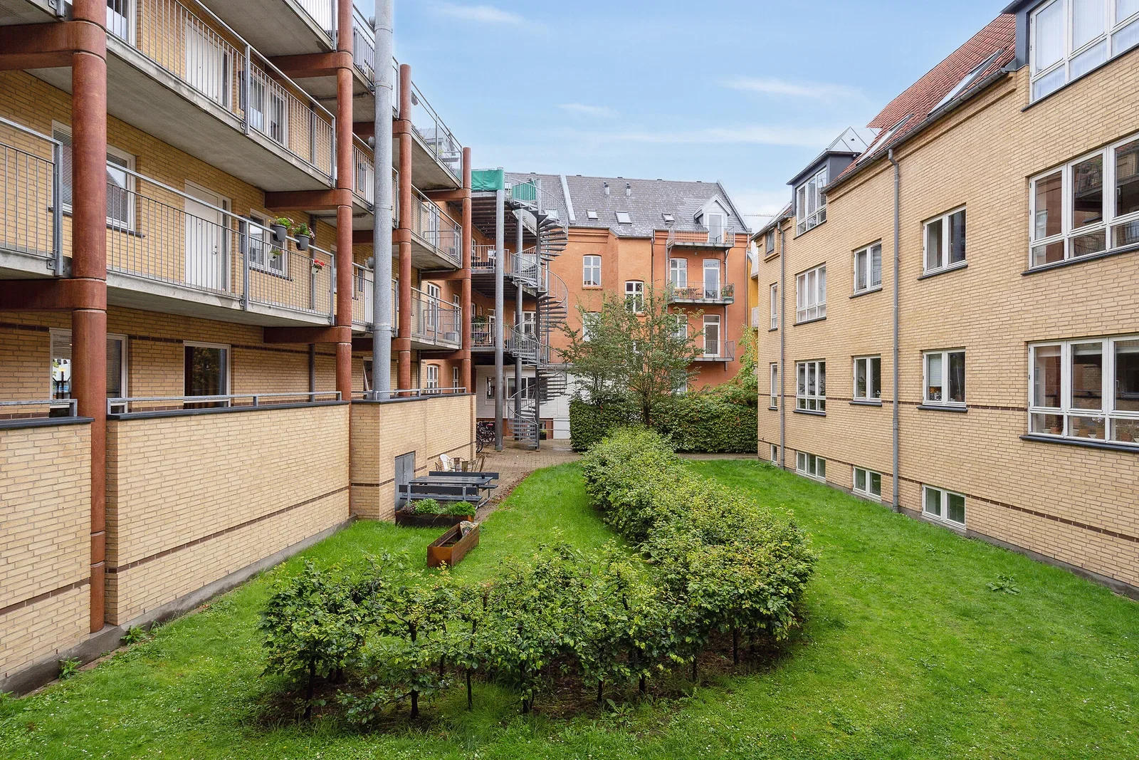 Bright 2-room apartment of 69 m² with modern kitchen, elevator and green courtyard – free gym and shared car – photo 9