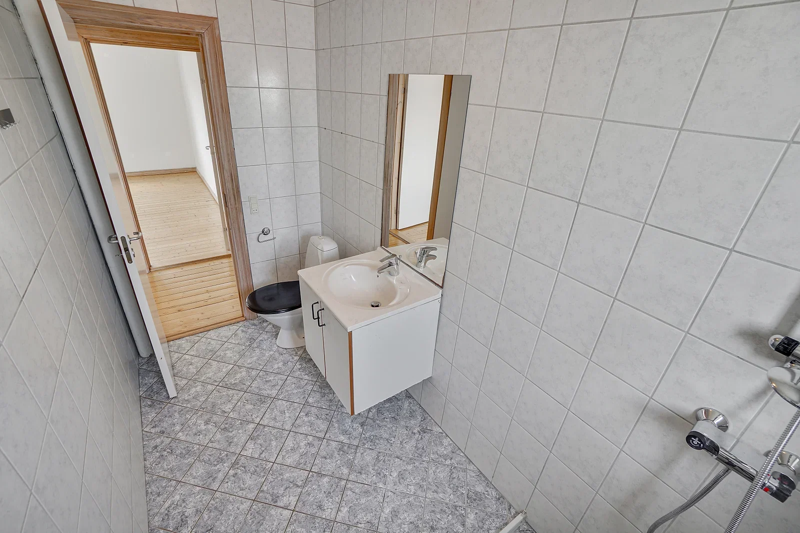Lovely large and bright 3-room apartment of 100 m² with balcony – photo 6