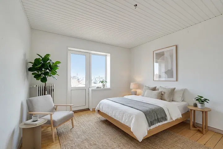 Lovely large and bright 3-room apartment of 100 m² with balcony – photo 2