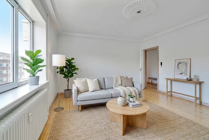 Lovely large and bright 3-room apartment of 100 m² with balcony – photo 4