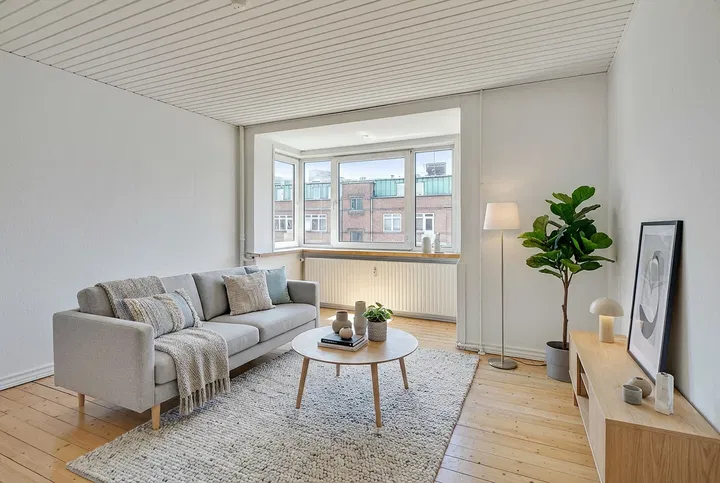 Lovely large and bright 3-room apartment of 100 m² with balcony – photo 5