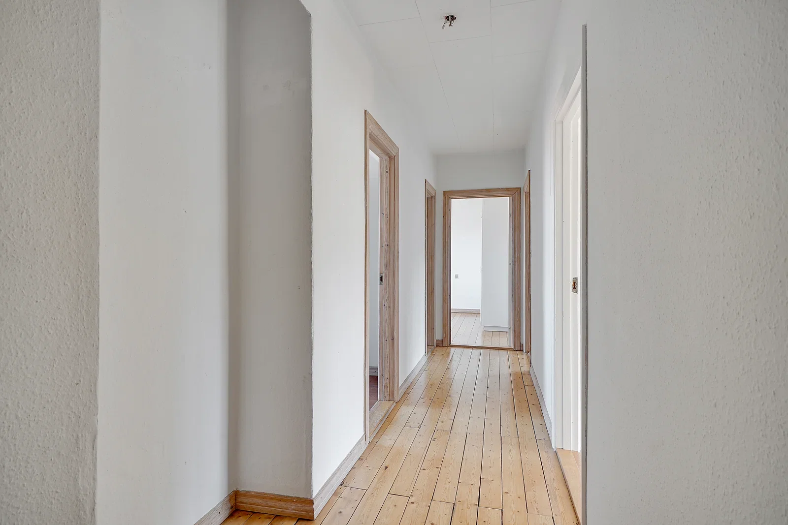 Lovely large and bright 3-room apartment of 100 m² with balcony – photo 7