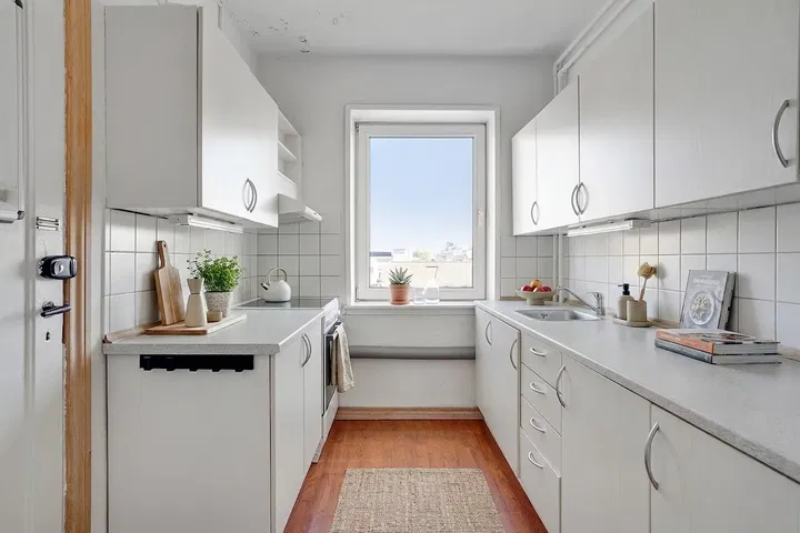 Lovely large and bright 3-room apartment of 100 m² with balcony – photo 1