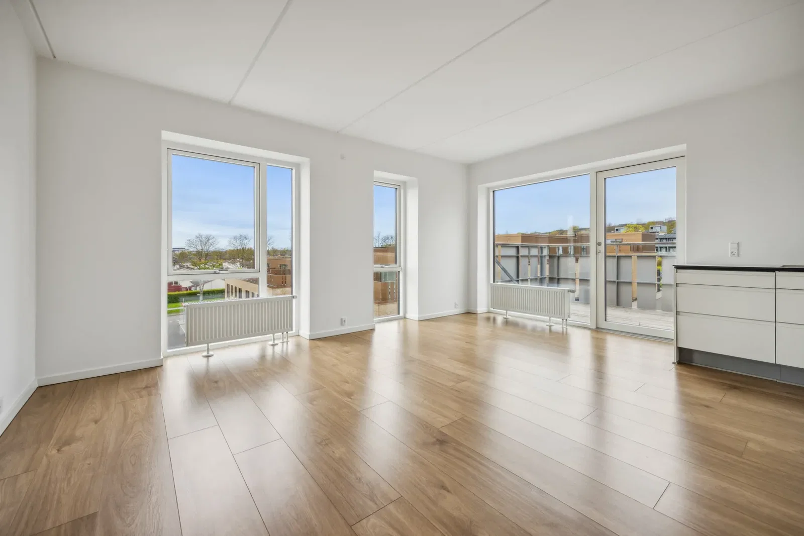 Modern 3-room apartment with large balcony for rent – photo 3