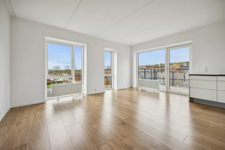 Modern 3-room apartment with large balcony for rent – photo 3