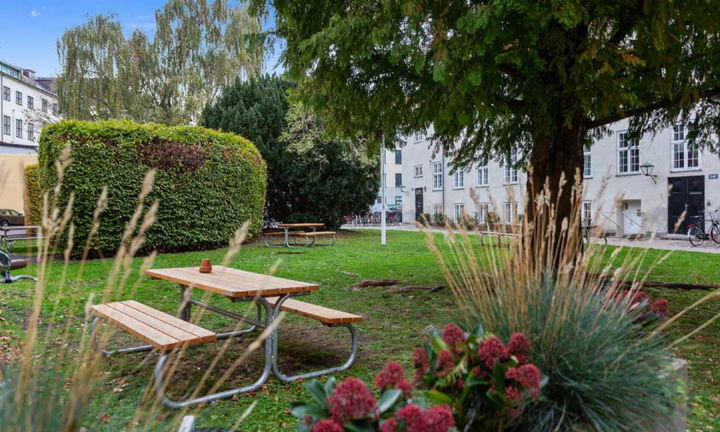 Skøn 2-værelses i baggården med egen terrasse – billede 1