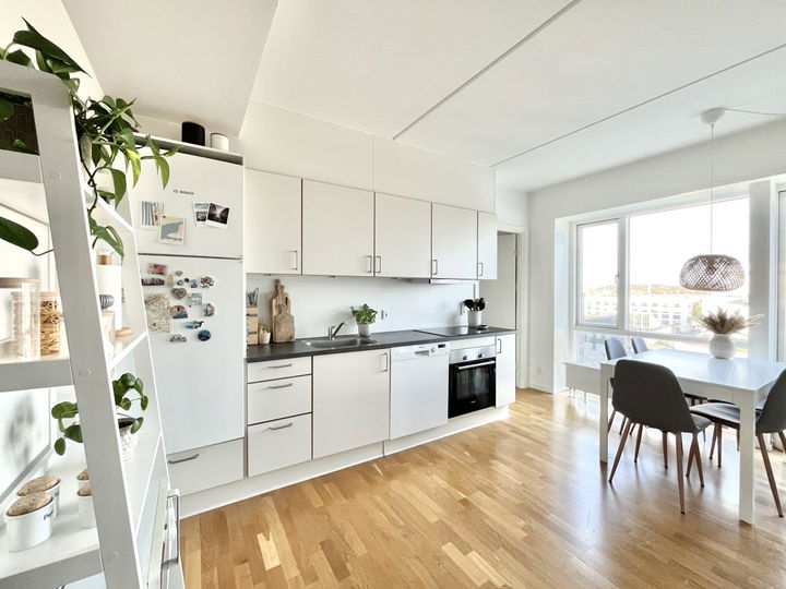 Bright 3-room apartment 74 m² with west-facing balcony – photo 1