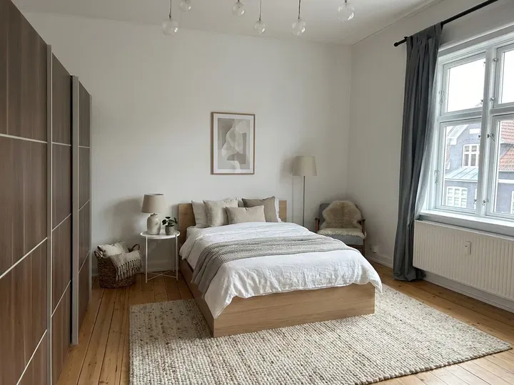 Bright 2-room apartment just outside the ramparts - 67 m² in a classic building. Rent includes water. – photo 1