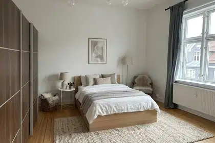 Bright 2-room apartment just outside the ramparts - 67 m² in a classic building. Rent includes water. – photo 1