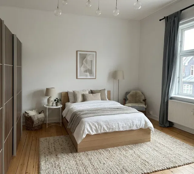 Bright 2-room apartment just outside the ramparts - 67 m² in a classic building. Rent includes water.