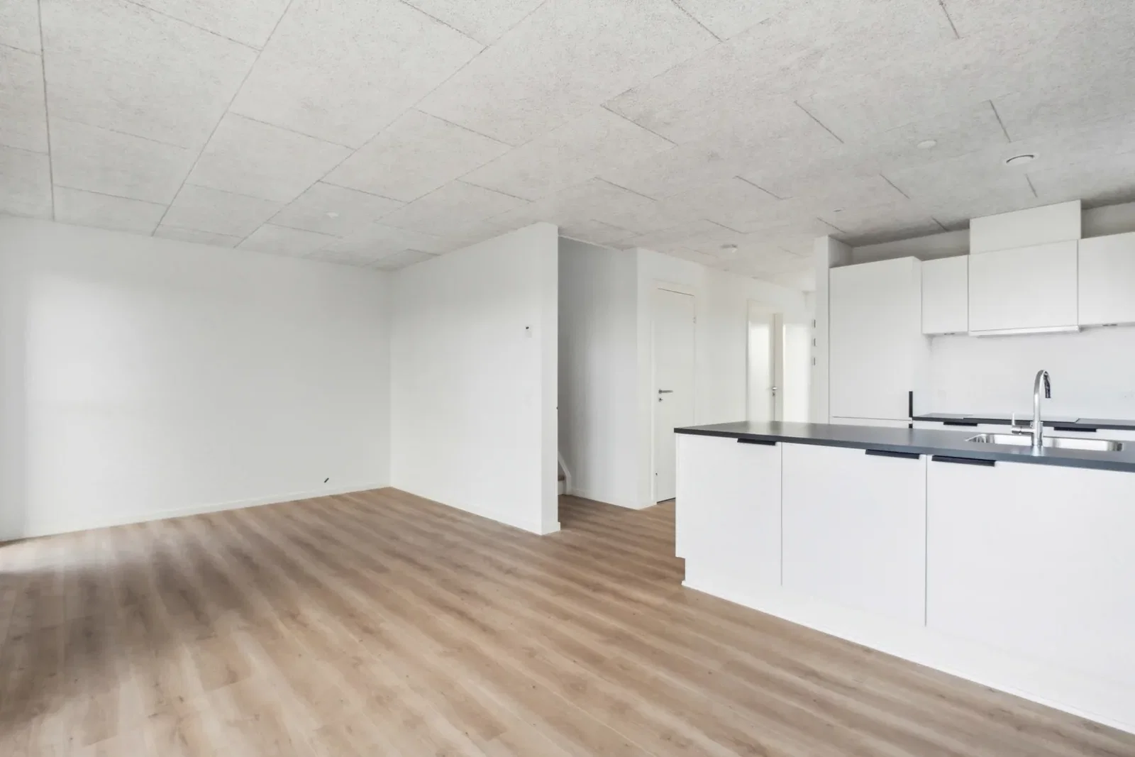 Modern 2-storey terraced house in quiet surroundings – photo 3
