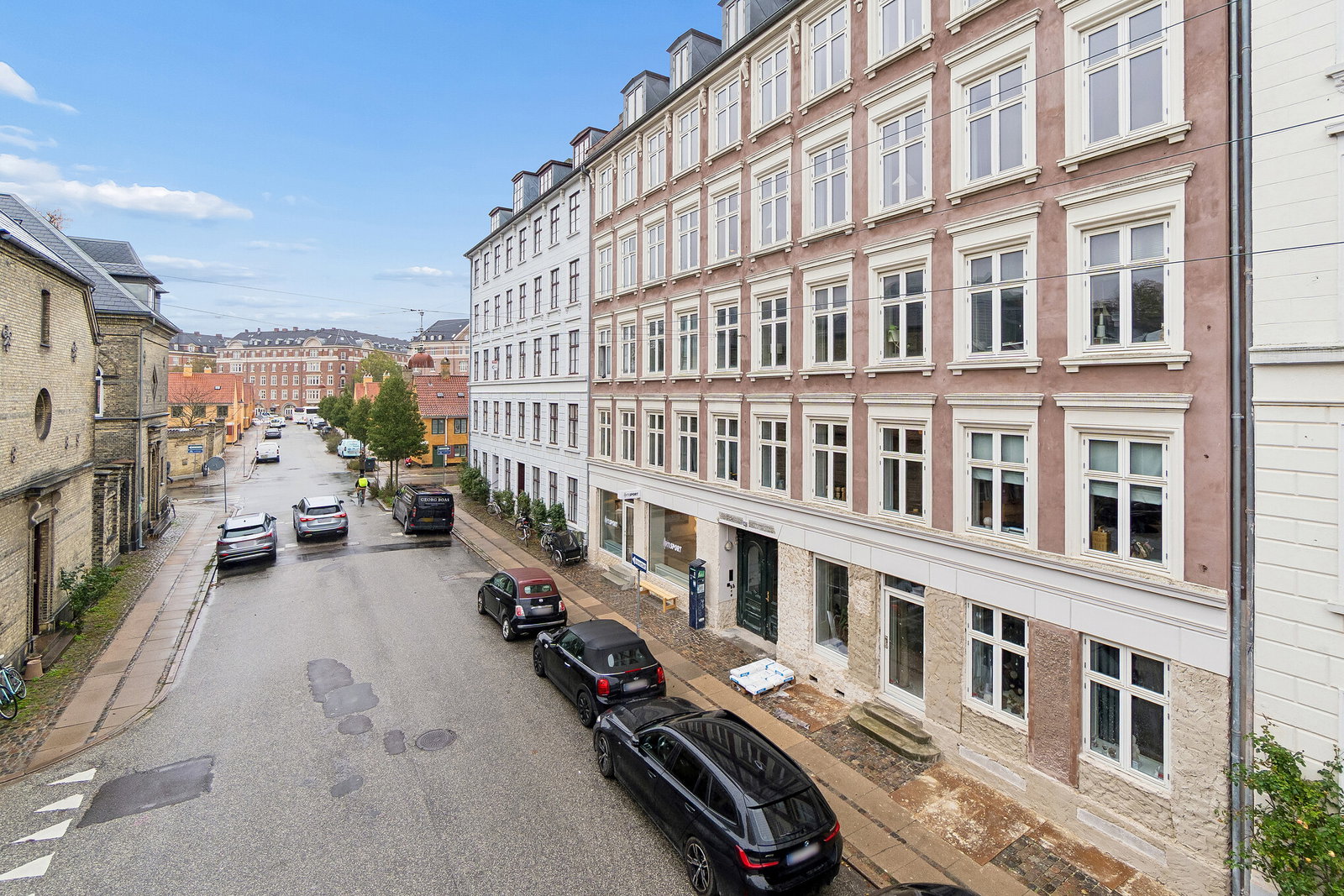 Rummelig lejlighed med adgang til grøn gårdhave midt i København