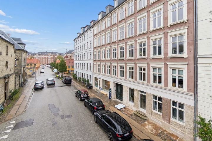 Rummelig lejlighed med adgang til grøn gårdhave midt i København – billede 1