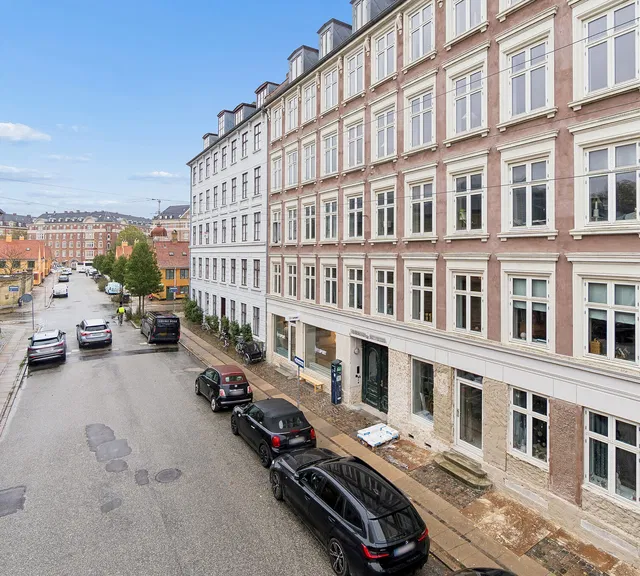 Rummelig lejlighed med adgang til grøn gårdhave midt i København