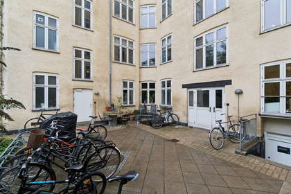 Rummelig lejlighed med adgang til grøn gårdhave midt i København – billede 16