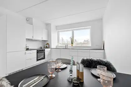 Lys 2-værelses stuelejlighed med privat terrasse – billede 1