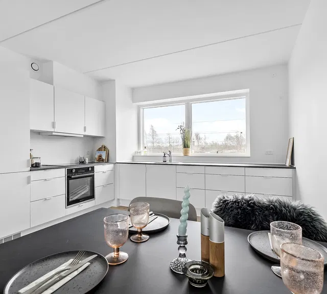 Lys 2-værelses stuelejlighed med privat terrasse