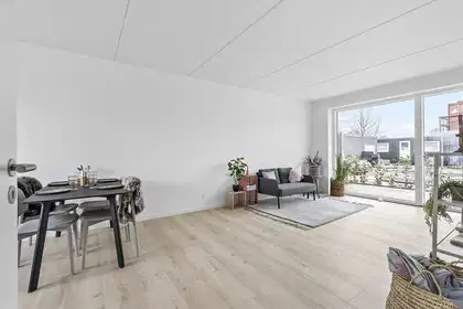 Lys 2-værelses stuelejlighed med privat terrasse – billede 6