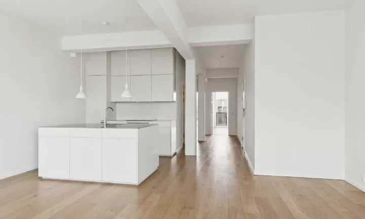 INGEN BINDINGSPERIODE - Lyse og indbydende 3-værelses lejebolig i A-huset med altan – billede 1