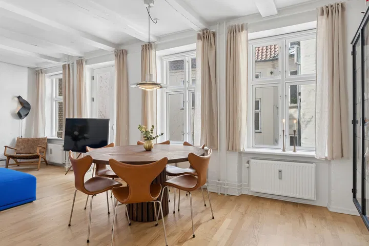 Central 2-room apartment with French balcony in Indre By – photo 2