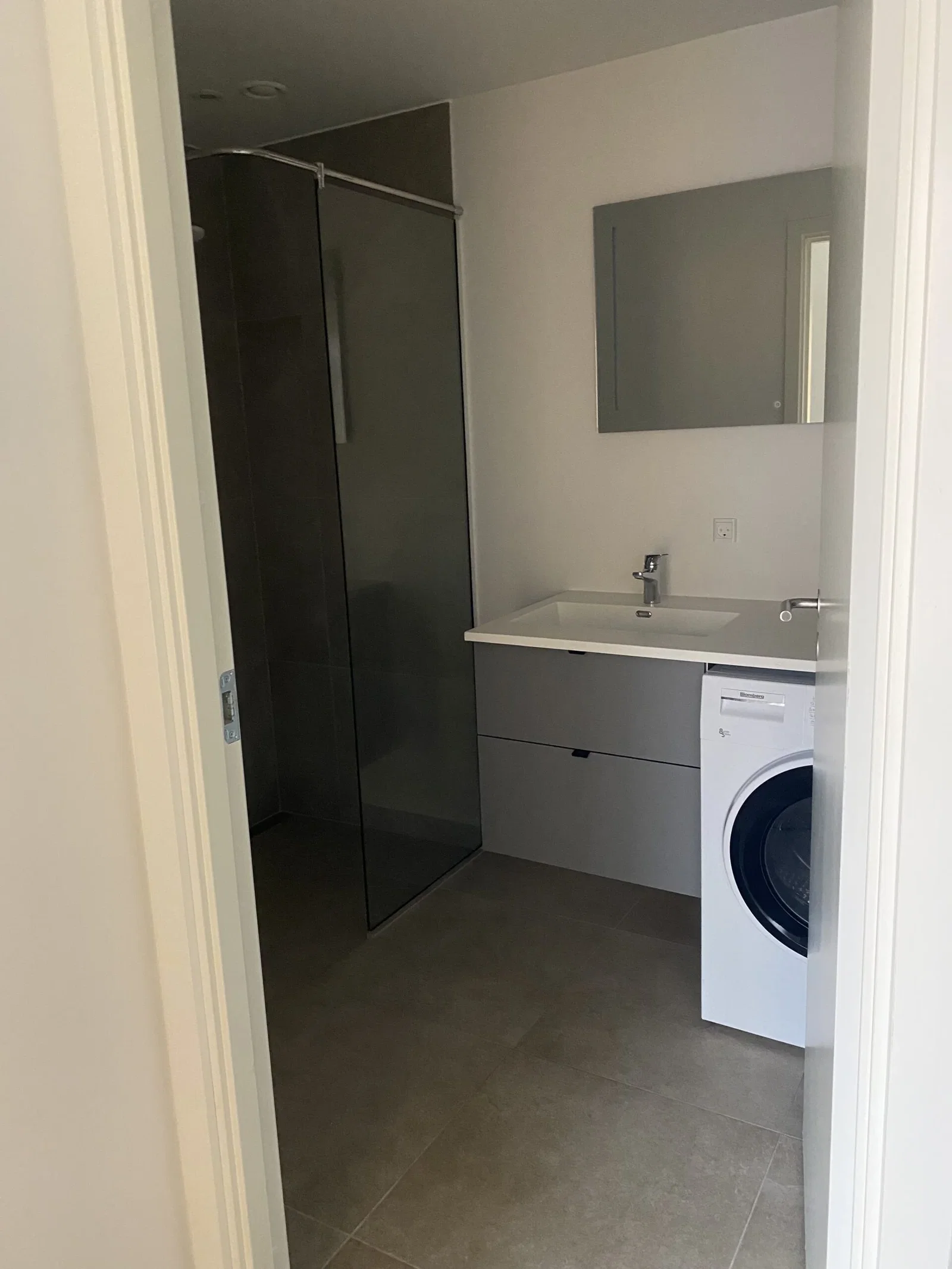 Attractive 2-room apartment with south-west facing terrace – photo 3